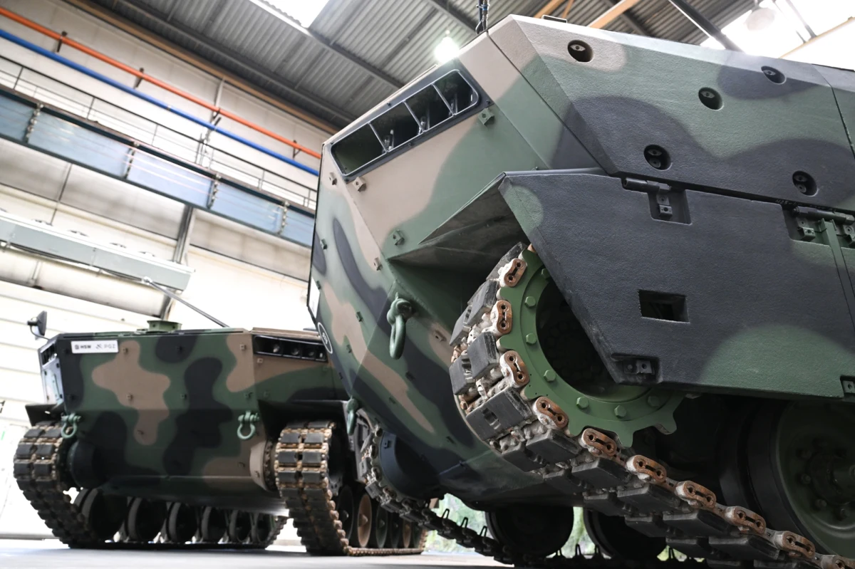 Jest porozumienie w sprawie rozporządzenia dotyczącego finansowania projektów przemysłu zbrojeniowego. Doszli do niego Duńczycy, występujący w imieniu stolic UE, oraz negocjatorzy z Parlamentu Europejskiego. Nie przeszła niekorzystna dla Polski propozycja PE, by zmniejszyć udział komponentów z krajów trzecich.