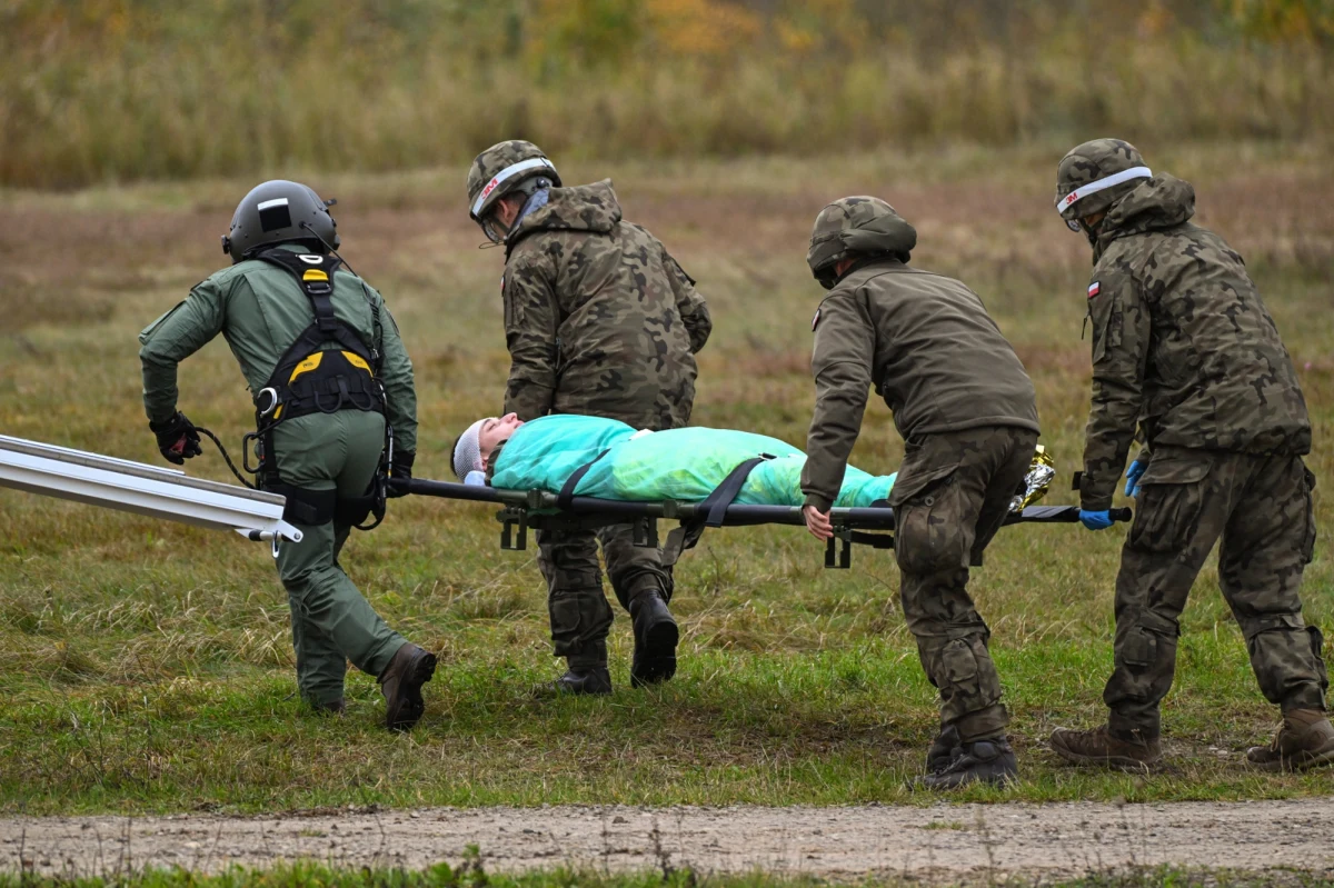 Zacięta walka taktyczna to nie wszystko. Tysiąc żołnierzy i kilkudziesięciu medyków szkoli się na poligonie drawskim. Trwają tam manewry Dzielny Tygrys. Żołnierze ćwiczą m.in. ewakuację rannych z linii frontu, a lekarze - wojskowi i cywilni - wdrażają się w działanie szpitala polowego.