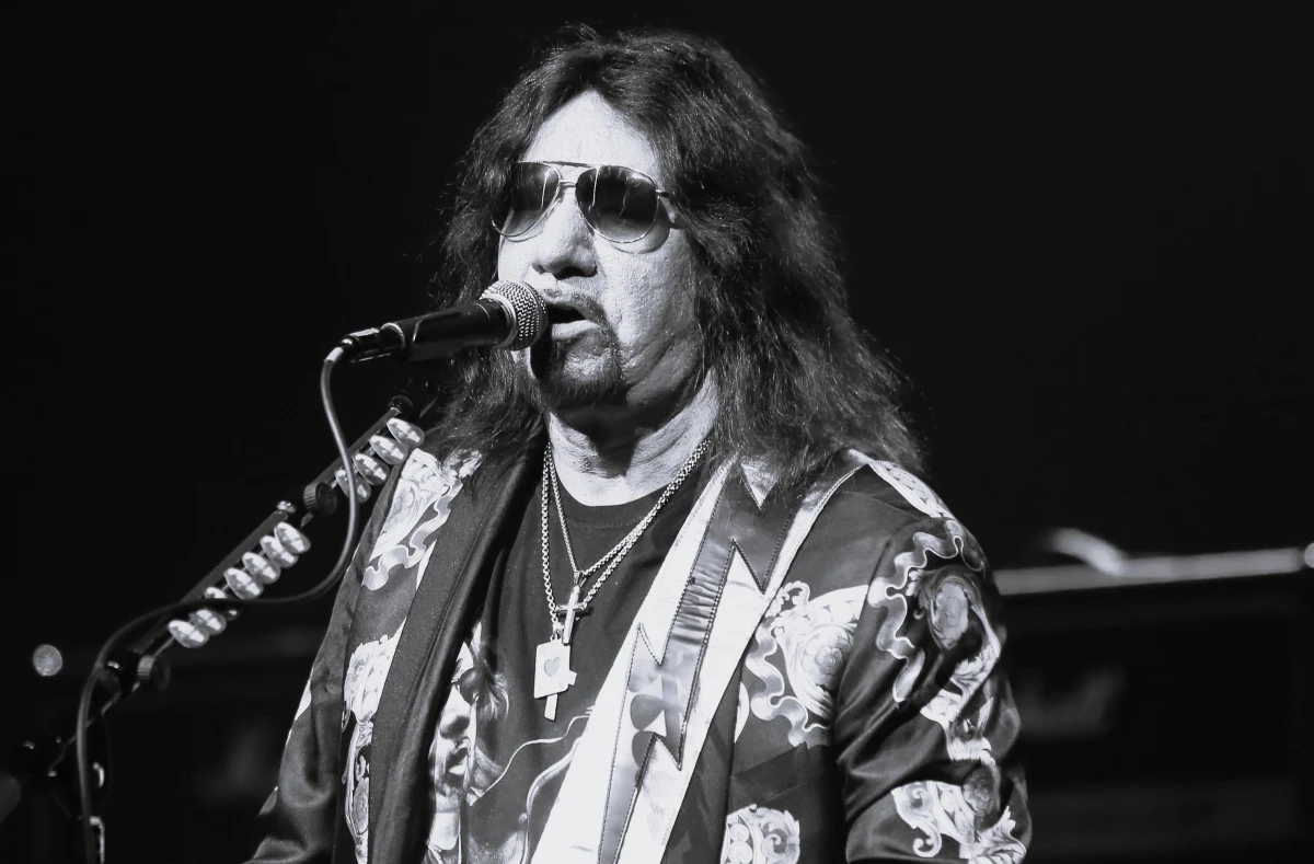 Ace Frehley, gitarzysta i współzałożyciel legendarnego zespołu Kiss, zmarł w czwartek w wieku 74 lat. Artysta, znany ze swojego kosmicznego makijażu i gitar emitujących dym, odszedł "w otoczeniu rodziny w Morristown w stanie New Jersey, po niedawnym upadku" - poinformował jego agent.