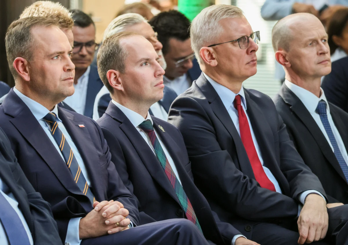 Sławomir Cenckiewicz ujawnił wysokość swoich zarobków w Kancelarii Prezydenta RP. To odpowiedź na publikację "Dziennika Gazety Prawnej" i słowa prokurator Ewy Wrzosek, która zwróciła się do współpracowników szefa Biura Bezpieczeństwa Narodowego z pytaniami o ich zarobki.