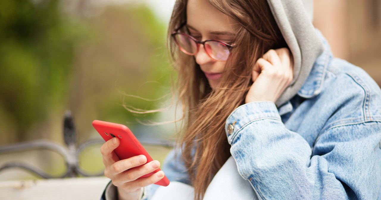 Niebezpieczne trendy na TikToku. Twoje dziecko może je oglądać