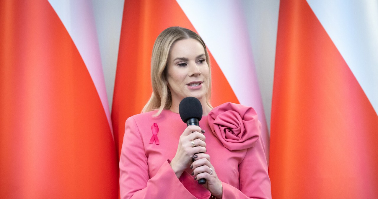 Marta Nawrocka w ogniu krytyki. Chodzi o różowy kostium