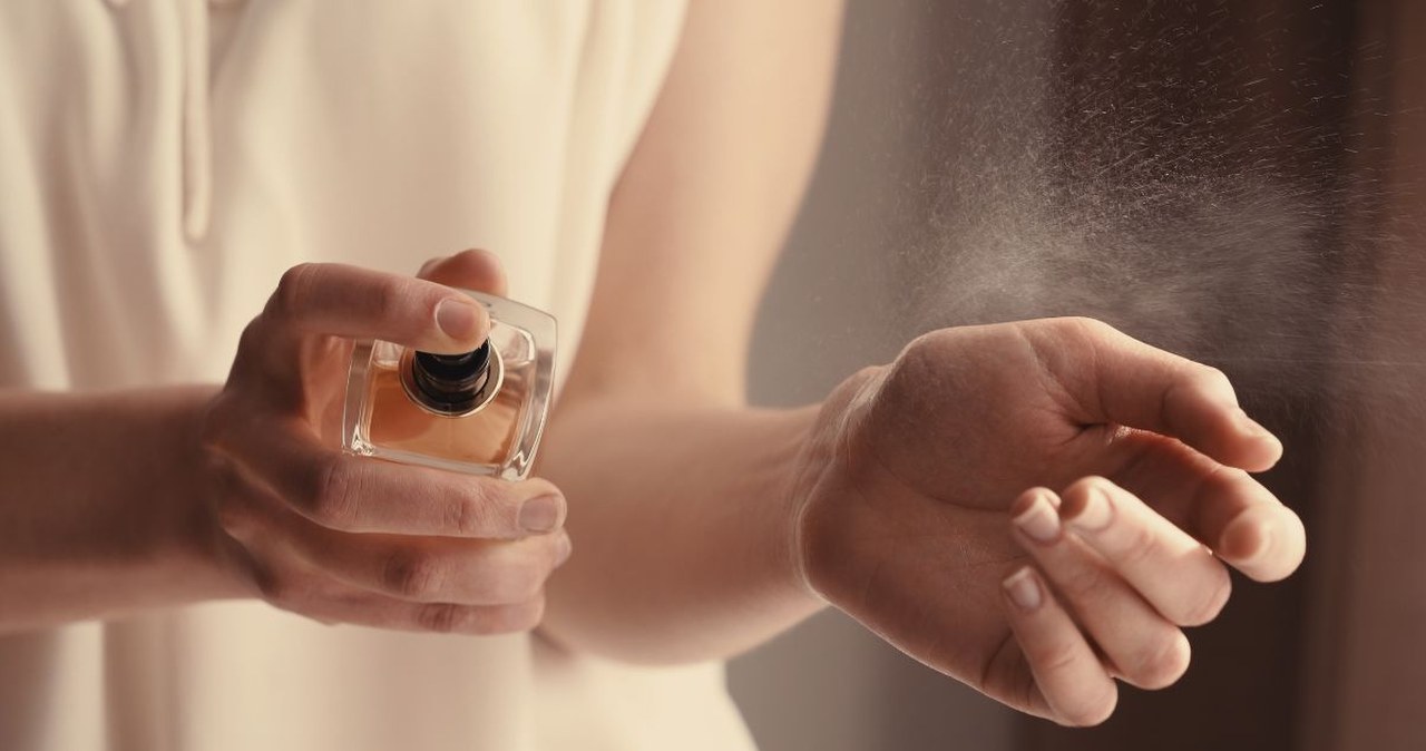 Zapach trzyma się krótko? Zamiast pryskać szyję, wypróbuj ten sprytny trik