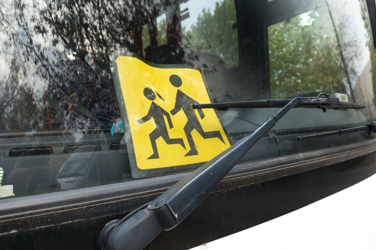 Wypadek autokaru z dziećmi w Mazowieckiem. Rowerzysta trafił do szpitala