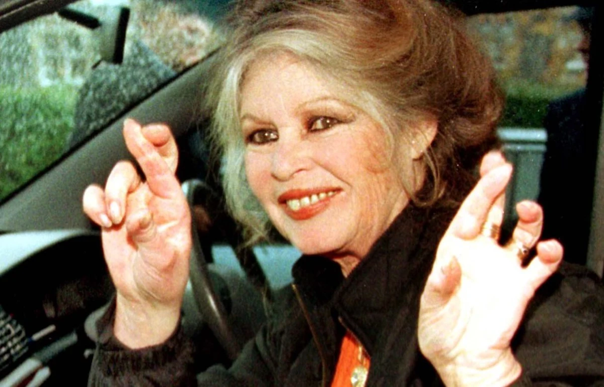 Brigitte Bardot, legenda światowego kina i symbol francuskiego stylu, od trzech tygodni przebywa w szpitalu w Saint-Tropez. 91-letnia aktorka zmaga się z poważną chorobą. Przeszła już operację, a jej stan jest stale monitorowany przez lekarzy. 