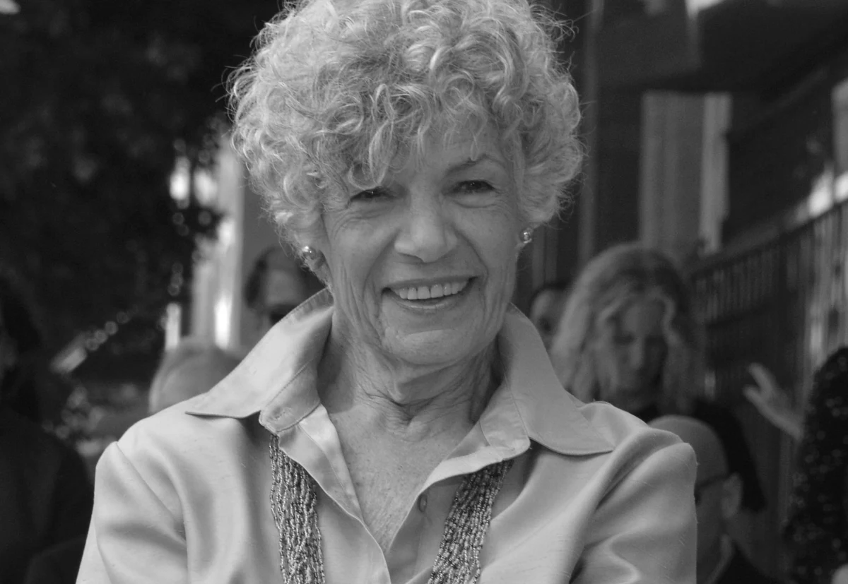 Susan Stamberg, uznawana za jedną z najważniejszych postaci w historii amerykańskiego radia, zmarła w wieku 87 lat – informuje CNN. Była pierwszą kobietą, która poprowadziła ogólnokrajowy program informacyjny w Stanach Zjednoczonych, a jej wkład w rozwój dziennikarstwa radiowego na zawsze zmienił oblicze tej branży.