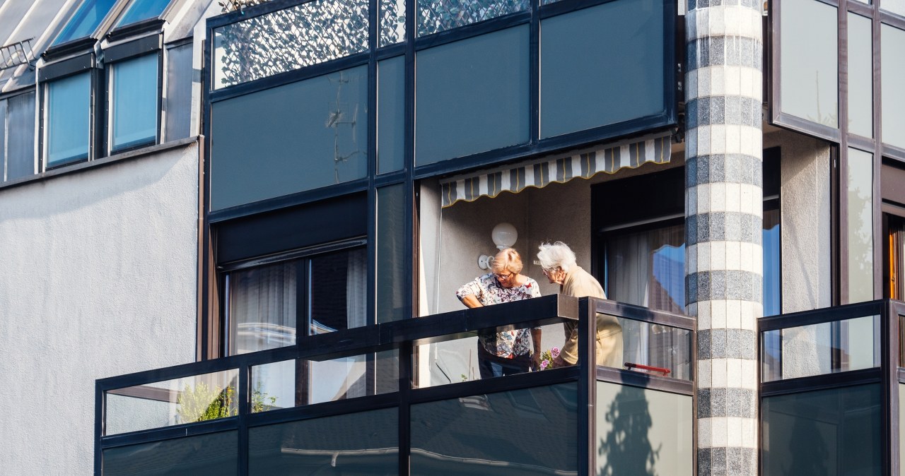 Sąsiadka podsłuchuje rozmowy na balkonie. Czy to naruszenie prywatności?