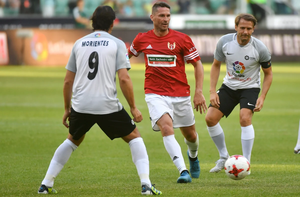 Rozegrał grubo ponad 200 spotkań w holenderskiej Eredivisie. W 2006 znalazł się w reprezentacji Polski na mundial w Niemczech. Dwa lata później, gdy trafił na listę rezerwową Leo Beenhakera przed Euro 2008, zrezygnował z gry w kadrze. Arkadiusz Radomski - niegdyś reprezentacyjny defensywny pomocnik - dzisiaj trener rezerw Zagłębia Lubin. W rozmowie z dziennikarzem sportowym RMF FM Wojciechem Marczykiem zwraca uwagę na częste problemy młodych piłkarzy wyjeżdżających za granicę. Jak mówi: "dzisiaj młodzi za bardzo patrzą na pieniądze". On sam przeszedł tę drogę zupełnie inaczej.