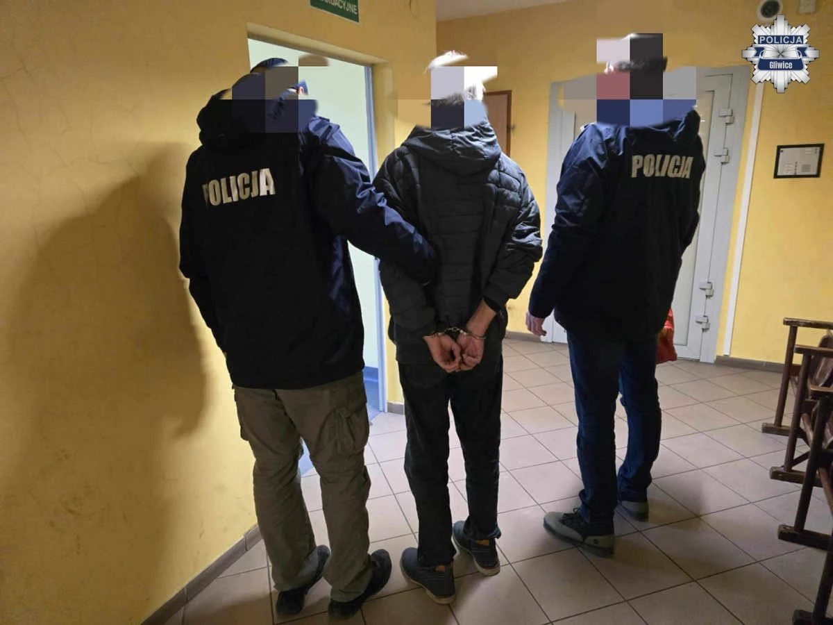 ​Policjanci zatrzymali 58-latka, który groził wysadzeniem domu w Pyskowicach (woj. śląskie). Mężczyzna pod koniec września zostawił na parapecie przypadkowego budynku list z groźbami i "butlę z gazem". Zażądał od właściciela nieruchomości 3 tys. zł i zagroził, że następnym razem "butla będzie większa i pełna". Jak się bowiem okazało - to, co umieścił na parapecie, było pustą butlą po helu. Wyszło również na jaw, że mężczyzna był poszukiwany do odbycia kary więzienia. Teraz grozi mu nawet 10 lat pozbawienia wolności.