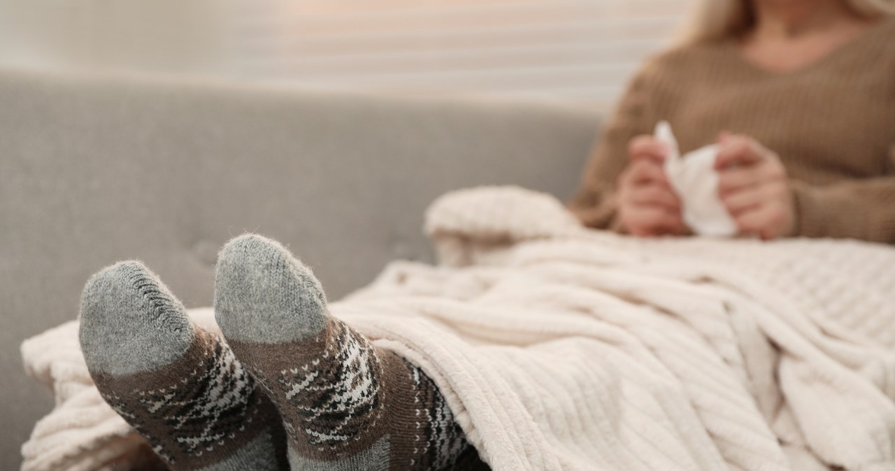 Uczucie zimnych dłoni i stóp. Kiedy u seniora to tylko pogoda, a kiedy objaw choroby?