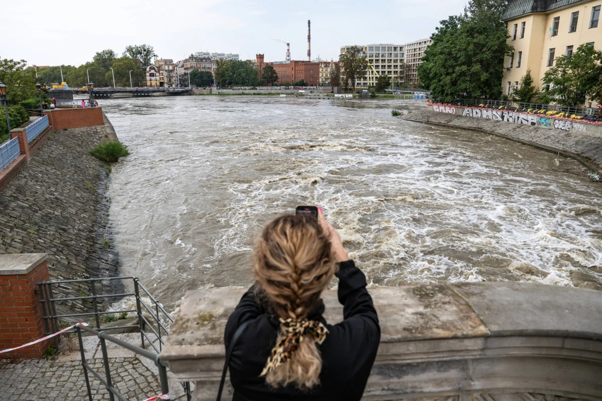 W Porcie Osobowice we Wrocławiu ​odkryto ciało młodego mężczyzny. Jak informują służby, zmarły miał około 30 lat. Jego tożsamość oraz przyczyny śmierci na razie pozostają nieznane.