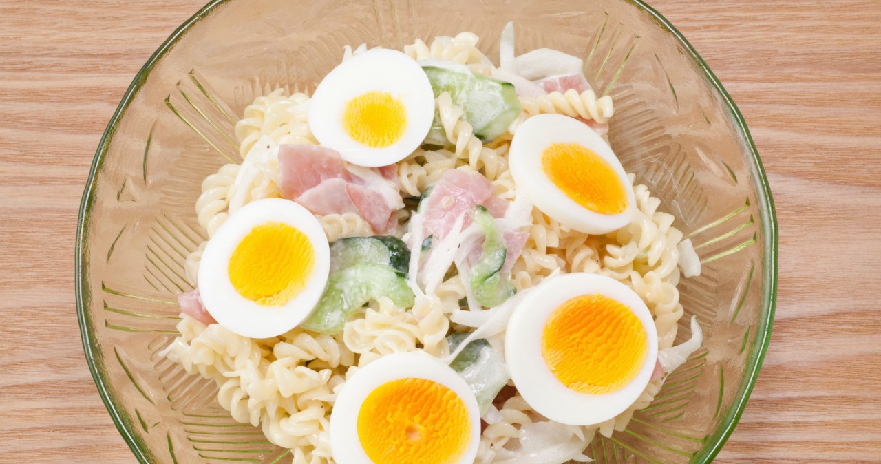 Sałatki z mięsem na Wszystkich Świętych. Zrób wielki półmisek, starczy na cały weekend