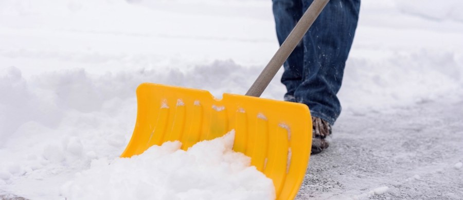 Instytut Meteorologii i Gospodarki Wodnej udostępnił eksperymentalną, czteromiesięczną prognozę pogody na zimę 2025/2026. Zgodnie z analizami listopad, grudzień i luty mają przebiegać w granicach wieloletnich norm temperatur i sum opadów, natomiast styczeń może przynieść więcej opadów niż przeciętnie, co może wpłynąć na warunki na drogach i sytuację hydrologiczną. Eksperci podkreślają jednak, że prognozy długoterminowe obarczone są znaczną niepewnością i należy je traktować jako ogólną wskazówkę.