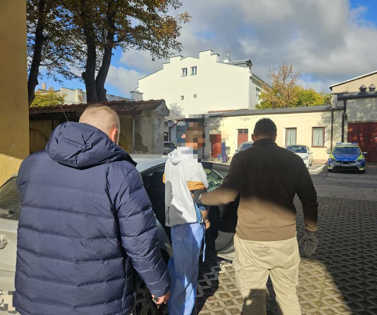 ​Policjanci z Ciechanowa zatrzymali trzech mężczyzn podejrzanych o przetrzymywanie 21-latka. Najmłodszy z zatrzymanych ma 16, a najstarszy 21 lat. Służby podejrzewały, że jeden ze sprawców strzelał z broni pneumatycznej do 21-letniego mężczyzny. Przetrzymywany był zmuszany do wypłacenia pieniędzy z bankomatu. Jednemu z zatrzymanych, 19-latkowi, grozi do 25 lat więzienia.