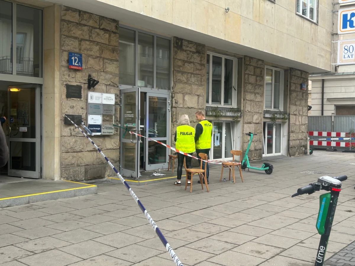 W piątek po godzinie 15 doszło do niebezpiecznego incydentu przed kamienicą przy ulicy Wiejskiej w Warszawie, gdzie mieści się m.in. siedziba Platformy Obywatelskiej oraz kawiarnia Czytelnik. Jak donosi reporter RMF FM Michał Dobrołowicz, policja poszukuje sprawcy lub sprawców, którzy rzucili butelką z nieznaną substancją w drzwi budynku.
