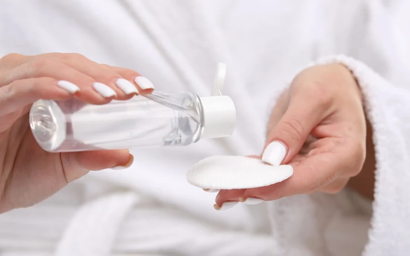 Sprawdzone triki na plamy z makijażu, które uratowały mi niejedną bluzkę