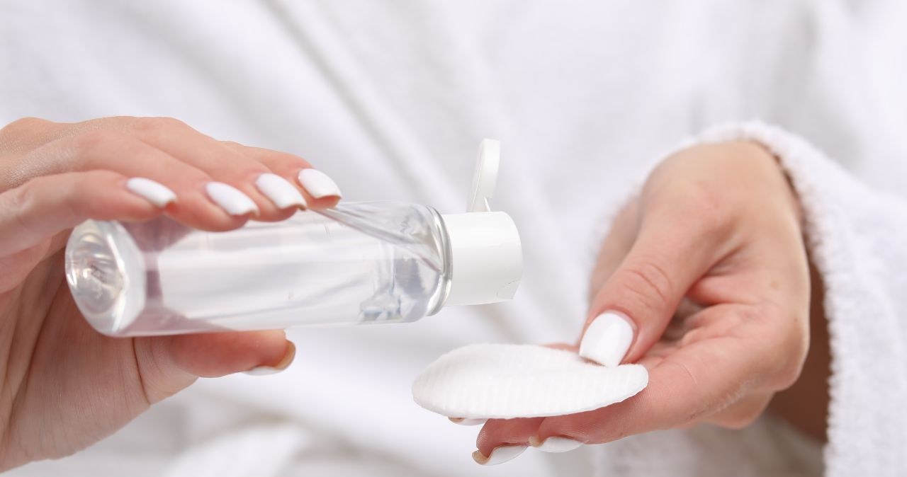 Sprawdzone triki na plamy z makijażu, które uratowały mi niejedną bluzkę