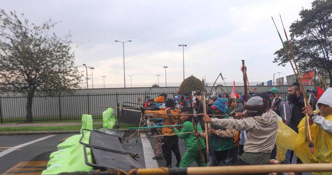 wiadomości,aktualności,Interia Demonstracja przed ambasadą USA. W ruch poszły łuki i granaty zapalające