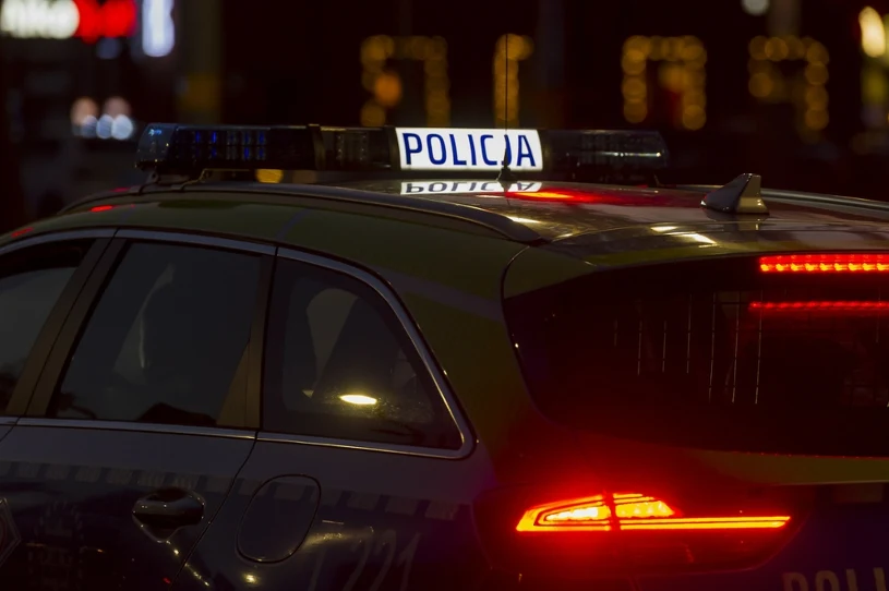 Nocny wypadek z udziałem policjantów. Akcja służb w centrum Warszawy