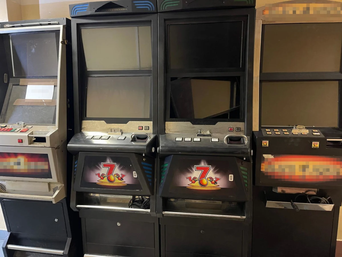 Policjanci z warszawskich Włoch przy współpracy z funkcjonariuszami z wydziału do walki z przestępczością gospodarczą i korupcją z Komendy Rejonowej Policji Warszawa III przeprowadzili kontrole punktów, w których prowadzono nielegalny hazard. W ręce stołecznych mundurowych trafiło dwóch obywateli Ukrainy w wieku od 18 i 21 lat. "Odpowiedzą za prowadzeni gier hazardowych wbrew przepisom ustawy" - przekazała asp. Małgorzata Gębczyńska. 