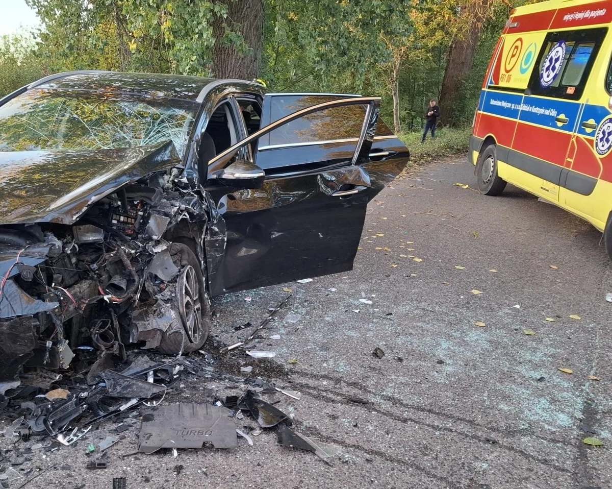 Groźny wypadek na drodze powiatowej w Czarnowie w Lubuskiem. Przed godz. 17 zderzyły się tam dwa samochody osobowe. Jechało w nimi w sumie siedem osób. Dwie z nich strażacy musieli wyciągać za pomocą narzędzi hydraulicznych. W sumie poszkodowane są trzy osoby.