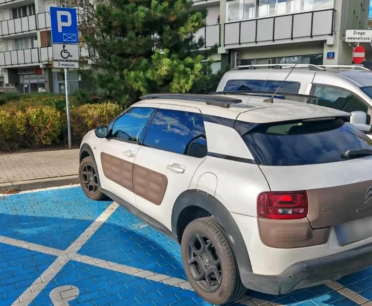 Mandatem zakończyło się dla właścicielki citroena zaparkowanie na miejscu dla osób niepełnosprawnych. Kobieta za szybę swojego auta włożyła kartę parkingową. Szkopuł w tym, że była ona od pięciu lat nieważna. Dodatkowo osoba, na którą ją wystawiono, od pół roku nie żyje. Do zdarzenia doszło w Warszawie. 