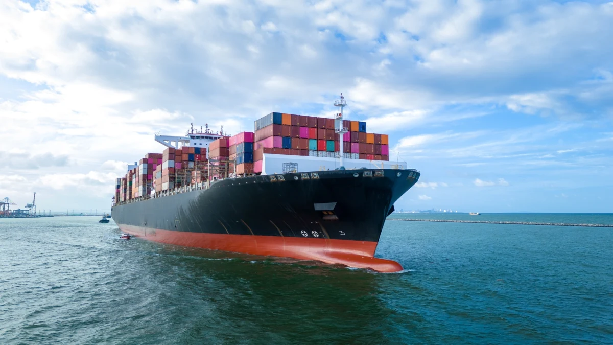 Do gdańskiego portu zawinął pierwszy w historii kontenerowiec, który pokonał ekspresową trasę z Chin do Europy przez Przejście Północno-Wschodnie. Nowy szlak znacząco skraca czas transportu i omija niebezpieczne regiony, co może zrewolucjonizować światową logistykę.