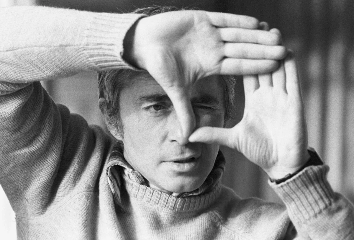 19 października 1970 roku na ekranach kin pojawił się "Rejs" Marka Piwowskiego - film, który mimo upływu lat nie traci na aktualności i wciąż bawi oraz skłania do refleksji. Produkcja, zrealizowana na pokładzie parostatku "F. Dzierżyński", szybko stała się kultowa, a jej cytaty weszły do codziennego języka Polaków. Jakie są tajemnice fenomenu "Rejsu" i dlaczego wciąż fascynuje kolejne pokolenia widzów?