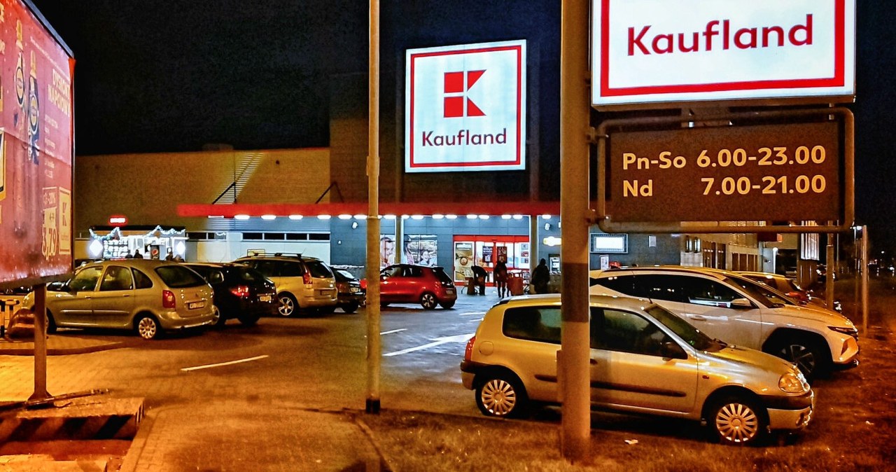 Zostawił auto na noc pod Biedronką. Rano miał niespodziankę wiadomości,aktualności,Interia Zostawił auto na noc pod Biedronką. Rano miał niespodziankę
