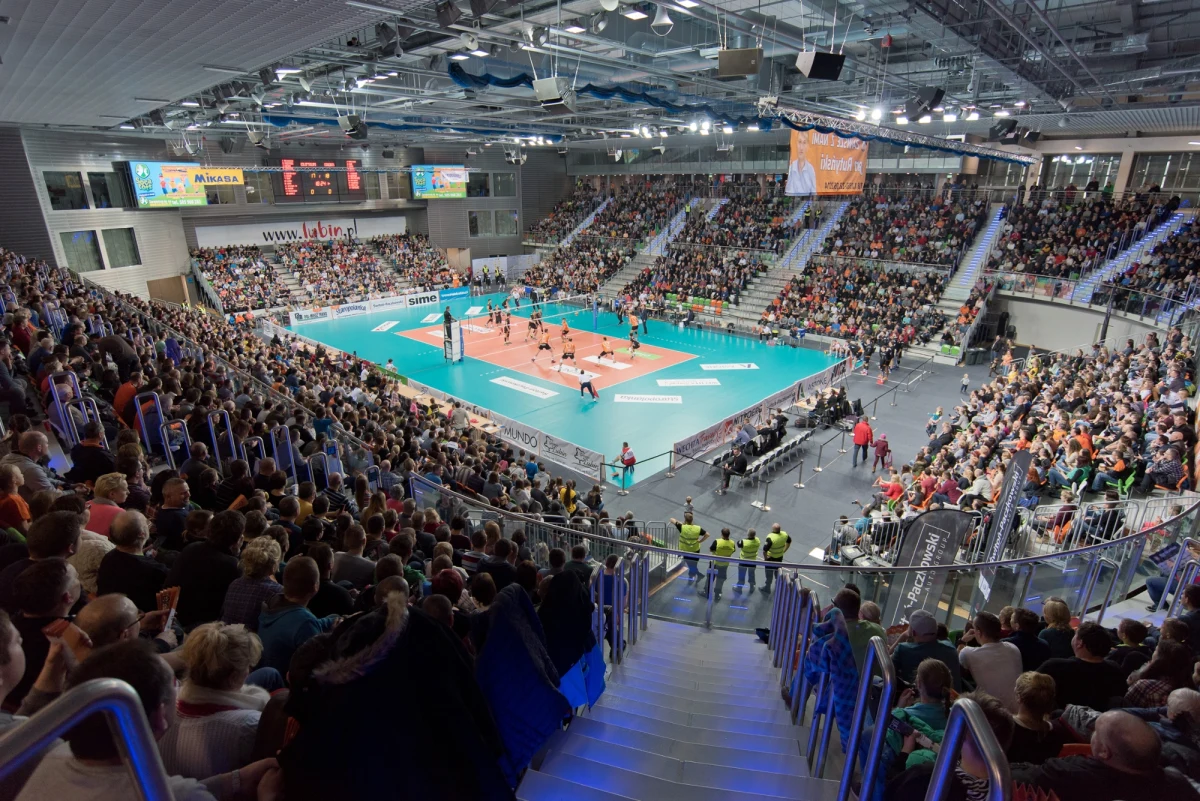 Startujący w poniedziałek nowy sezon PlusLigi siatkarzy zapowiada się wyjątkowo emocjonująco. Przed rozpoczęciem rozgrywek doszło do wielu spektakularnych transferów, które mogą odmienić układ sił w polskiej lidze. Dołączyły światowe gwiazdy, ale nie zabrakło też głośnych odejść czołowych zawodników.