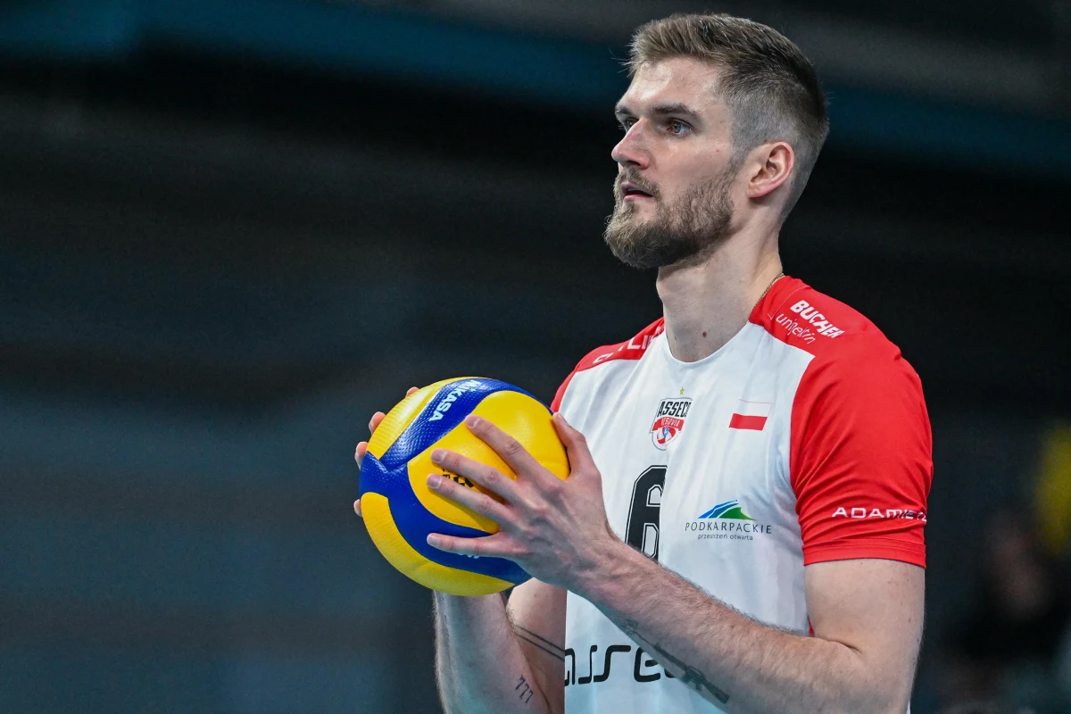 Już jutro rozpocznie się nowy sezon Plus Ligi siatkarzy. Grono faworytów do medali jak zwykle jest szerokie. O najwyższe cele chce walczyć z pewnością PGE Projekt Warszawa. Do drużyny dołączył m.in. Karol Kłos. Dla doświadczonego środkowego to powrót do stolicy po 15 latach. Na początku kariery grał bowiem w barwach AZS-u Politechniki. Teraz Kłos chce dawać radość kibicom, ale ma też swój krótkoterminowy cel. To tysięczny blok w ligowych rozgrywkach: "Mam ich 999. Ten jeden będzie bardzo trudno zdobyć, ale jak mi się uda, to mam nadzieję, że już pójdzie i na pewno pojawi się uśmiech na mojej twarzy".