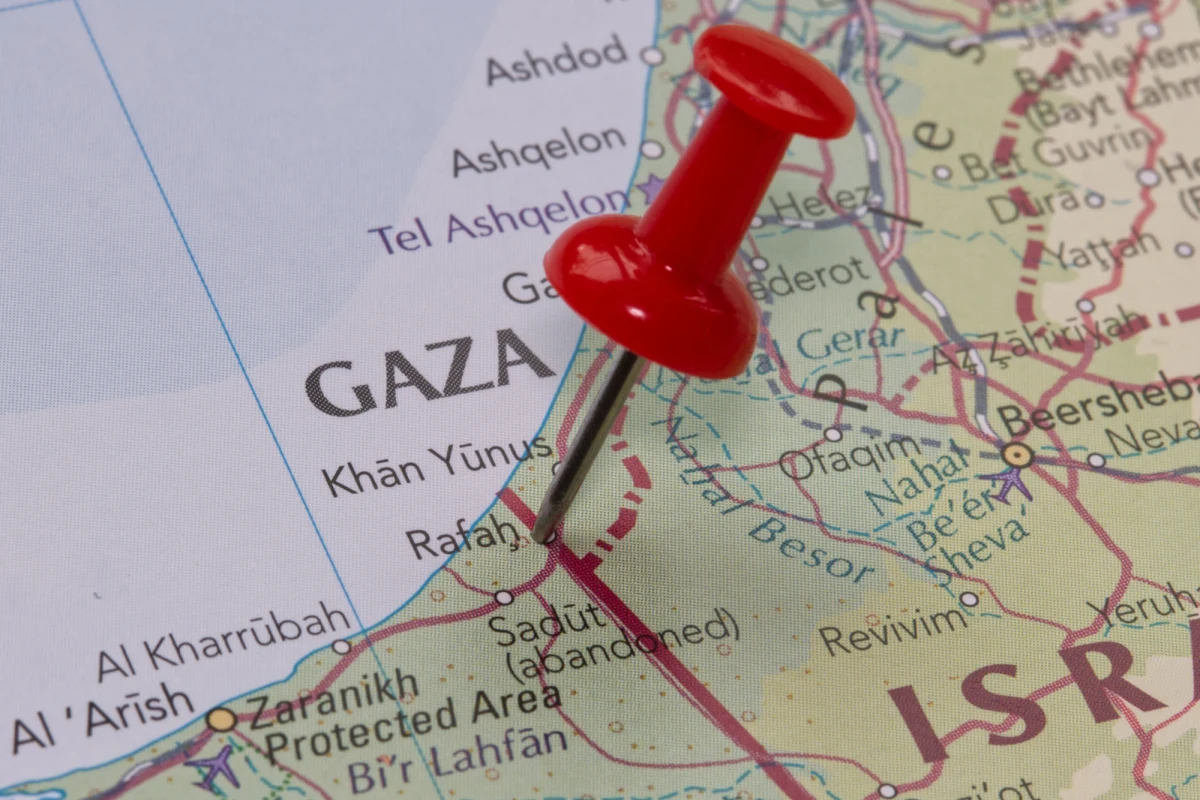 Portal The Times od Israel i agencja Reutera informują o ataku uzbrojonych jednostek Hamasu na siły Izraela w Rafah, na południu Strefy Gazy. W odpowiedzi Siły Obronne Izraela przeprowadziły naloty na ten obszar. O wznowienie działań wojskowych w tym regionie do premiera Izraela zaapelował minister bezpieczeństwa Itamar Ben Gwir. "Fałszywe przekonanie, że Hamas zmieni swoje postępowanie, a nawet będzie przestrzegał podpisanego porozumienia, okazuje się, co nie dziwi, zagrożeniem dla naszego bezpieczeństwa" - oświadczył.