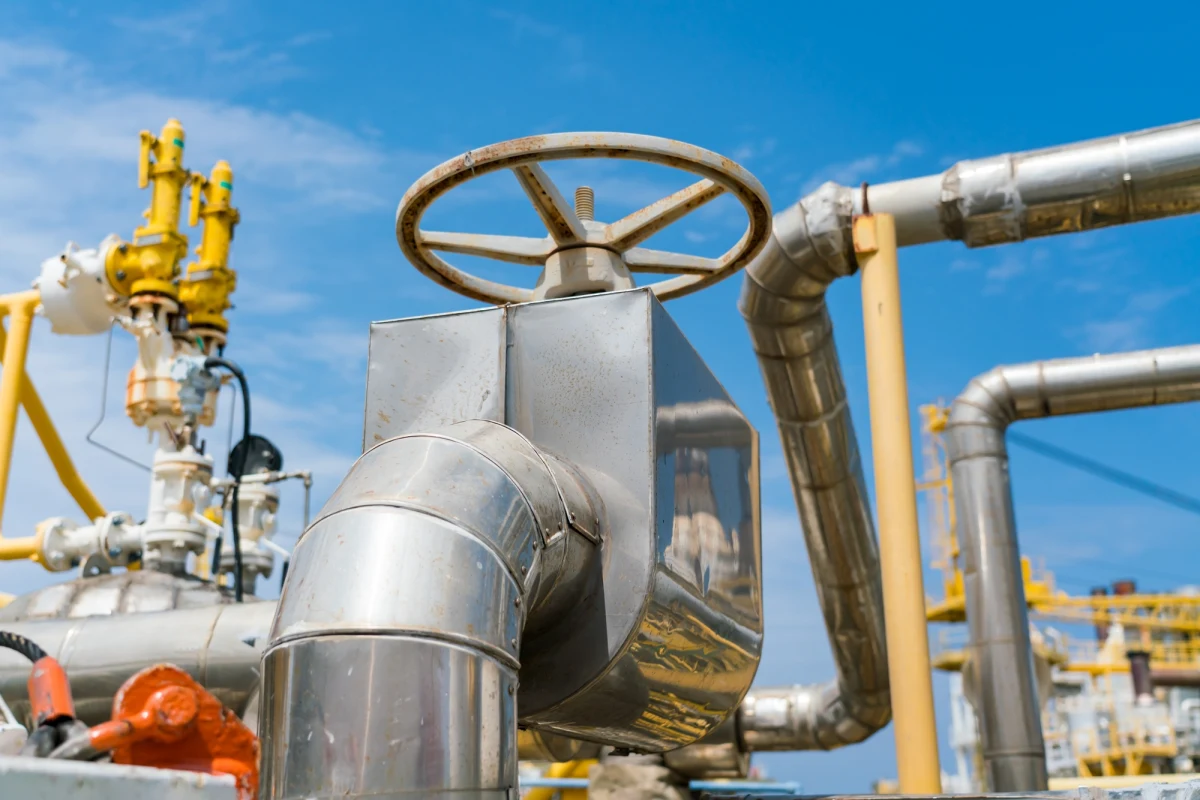 Ministrowie energii państw Unii Europejskiej szykują się do kluczowego głosowania w sprawie stopniowego zakazu importu rosyjskiego gazu i ropy. Nowe przepisy mają wejść w życie już od 2028 roku, a niektóre ograniczenia zaczną obowiązywać wcześniej. Słowacja i Węgry sprzeciwiają się zmianom, jednak nie będą w stanie ich zablokować.