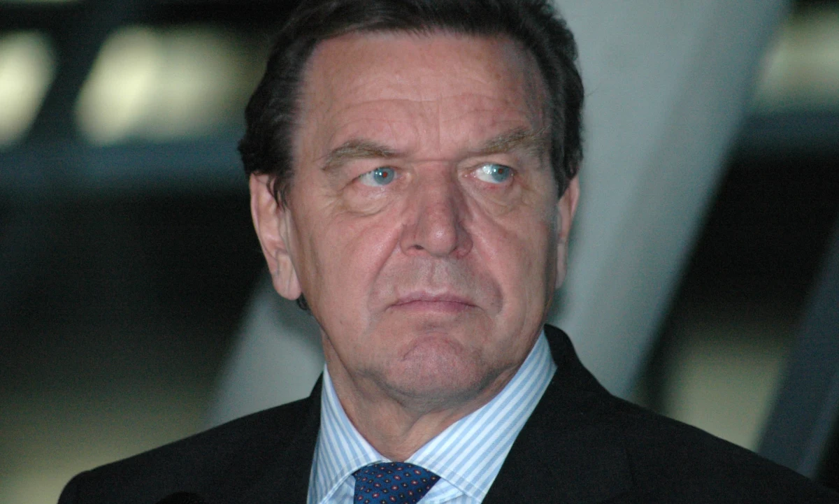 Wypowiedź byłego kanclerza Niemiec Gerharda Schroedera, który przyznał, że nie interesowały go zastrzeżenia Polski wobec budowy gazociągu Nord Stream, wywołała ostrą reakcję niemieckiego publicysty z "Frankfurter Allgemeine Zeitung". Reinhard Veser określił postawę byłego kanclerza jako "bezczelność wobec Polski" i podkreślił, że Schroeder przyczynił się do pogłębienia nieufności Polaków wobec Niemiec.