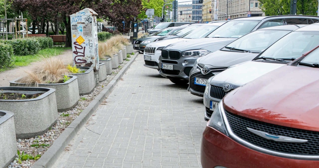 Pułapka parkowania na chodniku. Wielu kierowców łamie prawo, nawet o tym nie wiedząc wiadomości,aktualności,Interia Pułapka parkowania na chodniku. Wielu kierowców łamie prawo, nawet o tym nie wiedząc