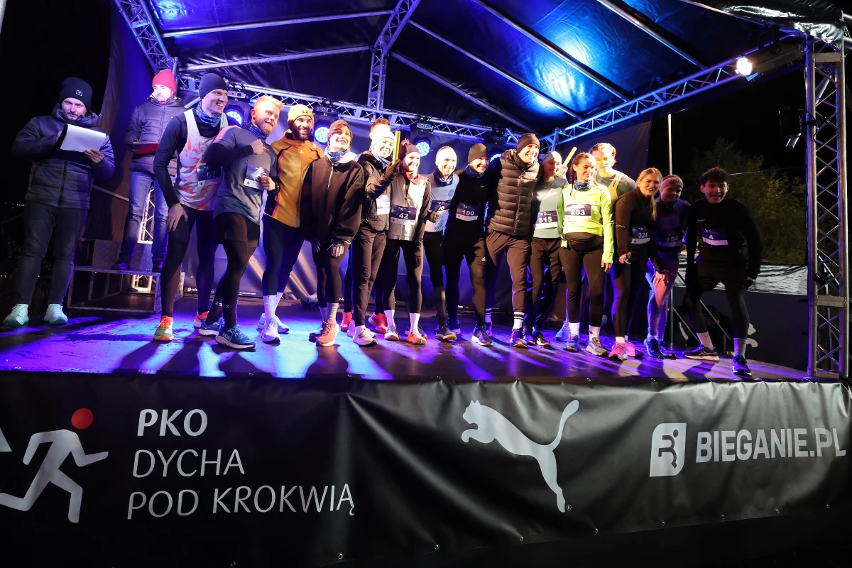 Natalia Tomasiak z Krynicy-Zdroju i Emil Drabik z Mszany Dolnej zwyciężyli w biegu "PKO Dycha pod Krokwią", który odbył się w nocnej scenerii w Zakopanem. Dziesięciokilometrową trasę ukończyło 260 zawodniczek i zawodników, wśród których były gwiazdy polskiego sportu, m.in. podwójna mistrzyni świata w kajakarskim sprincie Anna Puławska czy znakomity tyczkarz Piotr Lisek.