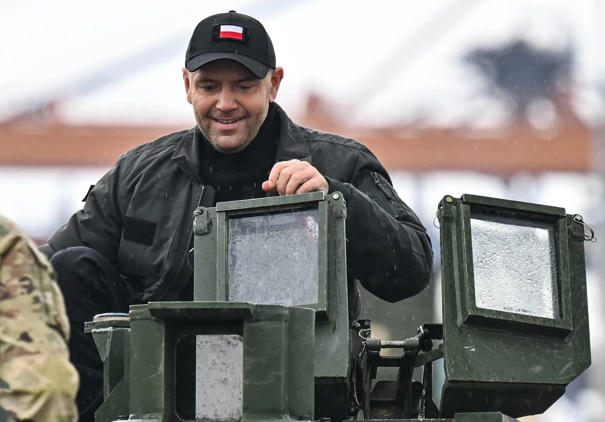 Prezydent Karol Nawrocki nie zgodzi się, żeby poprzez nowe rozwiązania budować alternatywę dla małżeństwa - oświadczył szef gabinetu prezydenta Paweł Szefernaker. W piątek PSL i Lewica przedstawiły projekt ws. statusu osoby najbliższej w związku. Projekt ten reguluje m.in. kwestie stosunków majątkowych, prawa do mieszkania i alimentów oraz dostępu do informacji medycznej.