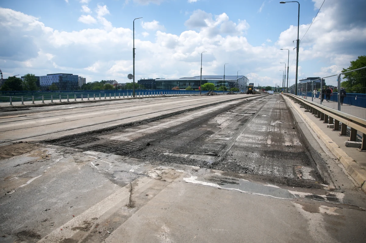 Przed mieszkańcami Krakowa ważna zmiana w miejskiej komunikacji. Od poniedziałku, 20 października konieczne będzie czasowe wyłączenie ruchu tramwajowego na ulicy Monte Cassino. Wszystko po to, by jak najszybciej przywrócić ruch tramwajowy na rondzie Grunwaldzkim. 
