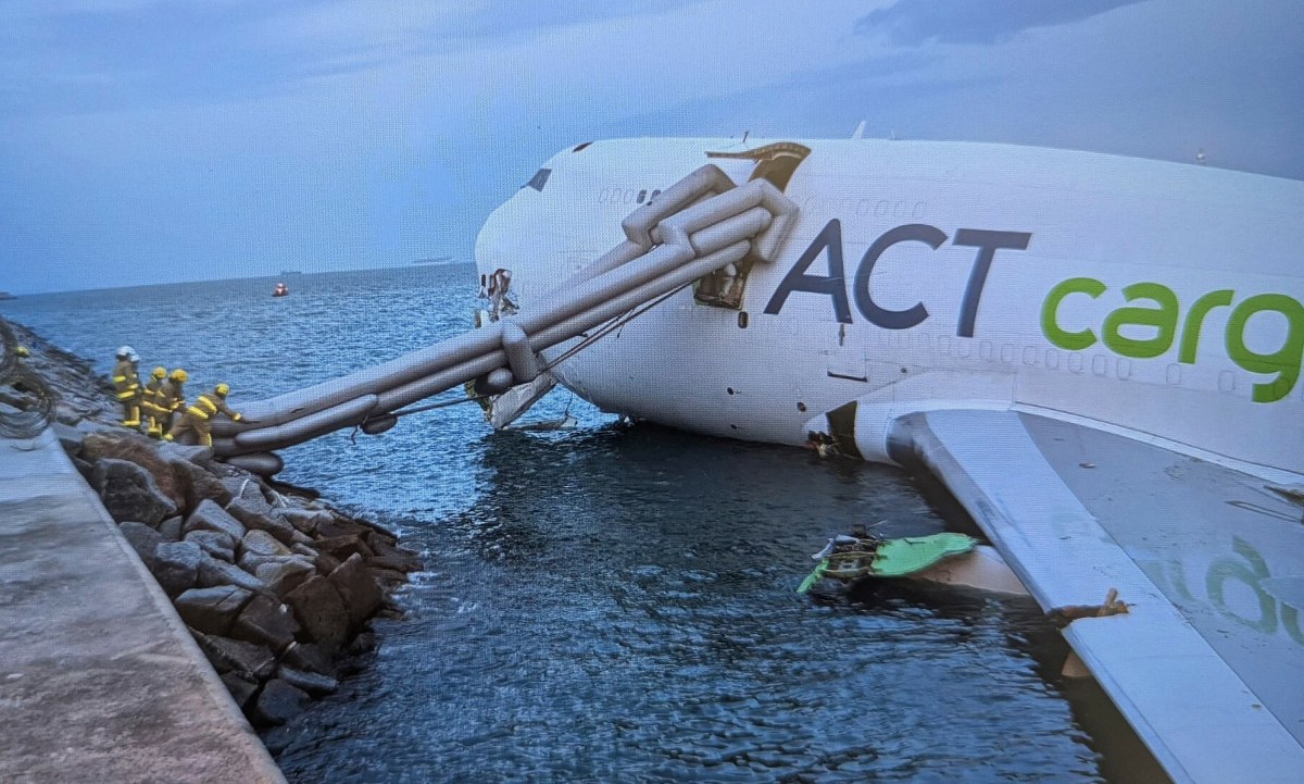 Katastrofa na lotnisku, samolot wpadł do morza. Są zabici