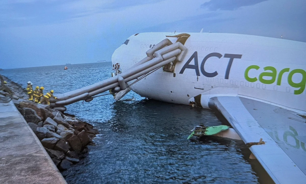 Katastrofa w Hongkongu. Dwie osoby zginęły, gdy samolot towarowy Boeing 747 tureckich linii ACT Airlines wypadł z pasa startowego. Maszyna uderzyła w pojazd patrolowy i wpadła częściowo do morza.