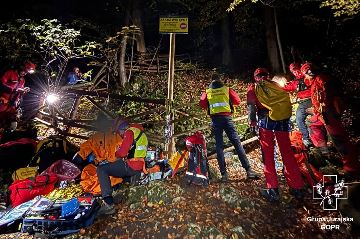 Wieczorna akcja ratunkowa w Jaskini Studnisko na terenie Jury Krakowsko-Częstochowskiej. Ratownicy musieli pomagać tam kobiecie, która utknęła w jaskini.