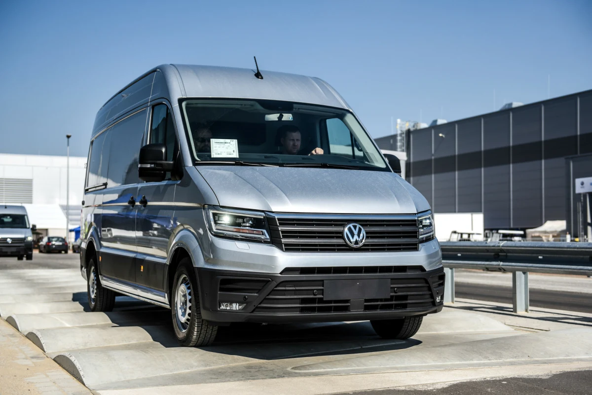 Fabryka Volkswagen Poznań we Wrześni (VWP) powiększy się o dwie nowe hale produkcyjne. Mają one powstać w ramach planowanego poszerzenia oferty modeli elektrycznych. Zakład przygotowuje się bowiem do produkcji kolejnej generacji w pełni elektrycznego modelu Crafter. Okazuje się jednak, że rozbudowa nie zwiększy znacząco zatrudnienia, lecz jedynie zabezpieczy obecne miejsca pracy. Inwestycja ma potrwać do 2027 roku i jak dotąd, nie znamy jej całkowitej wartości.