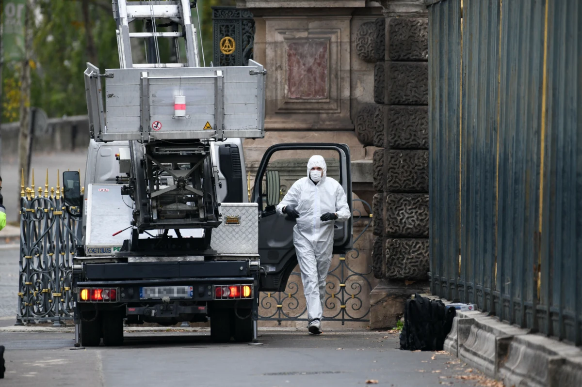Francuska policja cały czas poszukuje czterech złodziei, którzy w niedzielę rano włamali się do Luwru i skradli z tego paryskiego muzeum dziewięć przedmiotów. Podczas ucieczki przestępcy zgubili jeden z klejnotów. Dobę po tym „napadzie stulecia” na jaw wychodzą bulwersujące fakty ws. ochrony jednego z najważniejszych muzeów świata. Okazuje się, że Luwr to raj dla złodziei. W niektórych salach nie ma nawet monitoringu. 