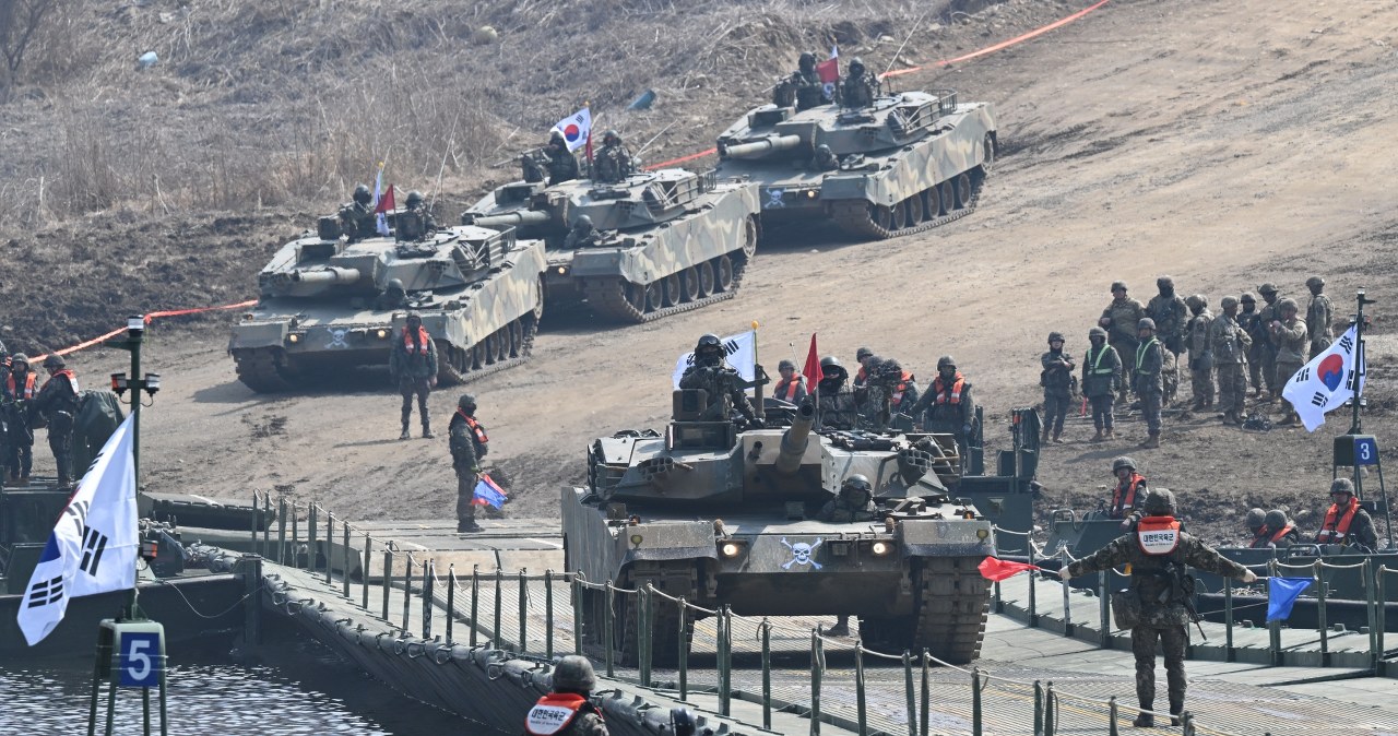Korea Południowa chce przetasowania na rynku, zwiększy produkcję broni. Korzyści także dla Polski wiadomości,aktualności,Interia Korea Południowa chce przetasowania na rynku, zwiększy produkcję broni. Korzyści także dla Polski