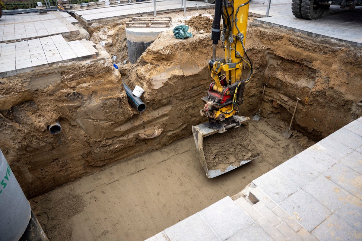 Ciechanów stawia na zieleń. Ruszył montaż zbiornika retencyjnego przed ratuszem