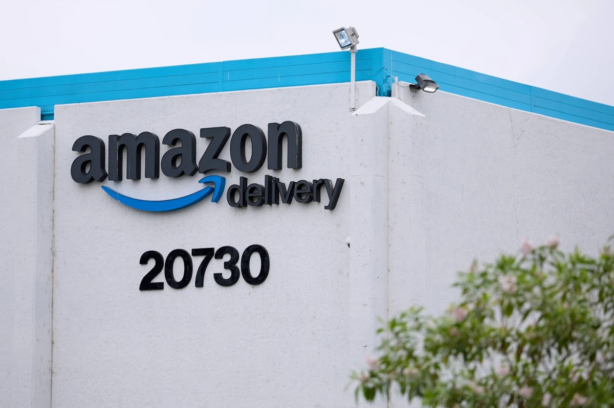 Doszło do poważnej awarii Amazon Web Services (AWS), która spowodowała zakłócenia w działaniu wielu popularnych serwisów internetowych i aplikacji na całym świecie - podaje Reuters. Problemy zauważają m.in. użytkownicy Snapchata, Duolingo, Zooma czy Amazon Prime. Polskie służby monitorują sytuację na bieżąco - zaznaczył minister cyfryzacji Krzysztof Gawkowski.