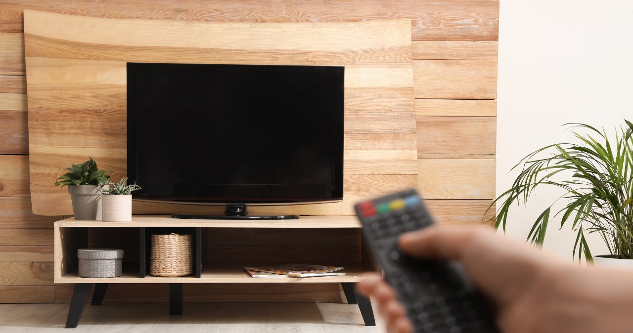 Jak ustawić telewizor w salonie? Te szczegóły mają znaczenie