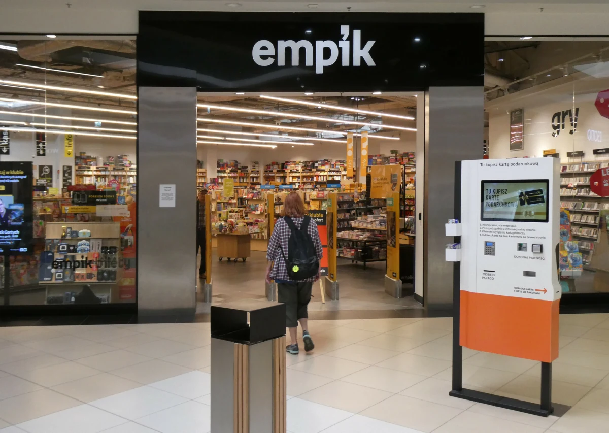 Empik przyzna rekompensaty za wybrane zamówienia z lat 2022-24. Chodzi o zakupy online ze strony empik.com, które po przyjęciu do realizacji zostały anulowane lub przyszły z opóźnieniem. Aby otrzymać rekompensatę, należy wypełnić specjalny formularz, który został wysłany do uprawnionych klientów. Nieprawidłowościom przyjrzał się Urząd Ochrony Konkurencji i Konsumentów (UOKiK).