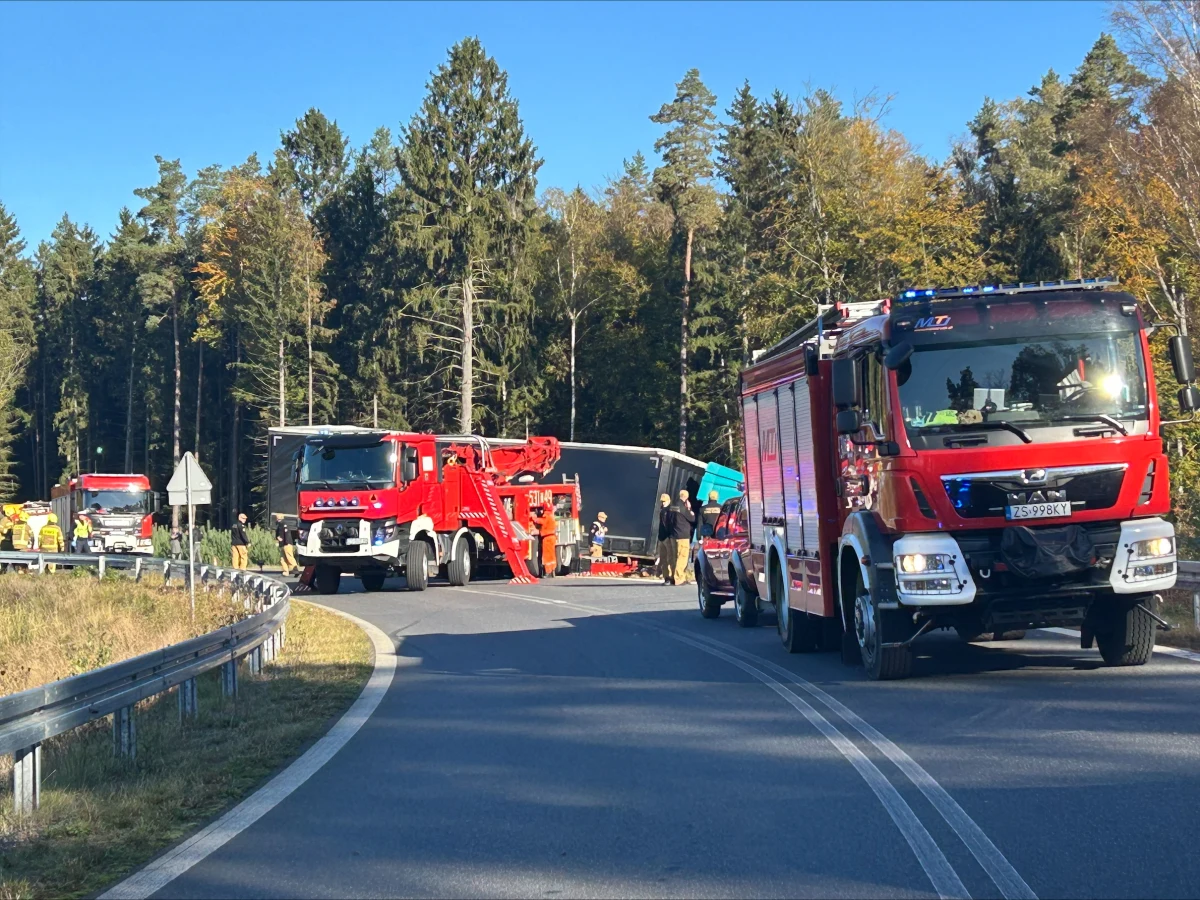 Tragiczny wypadek między Babigoszczą a Przybiernowem w Zachodniopomorskiem. Na starym odcinku drogi S3 ciężarówka zmiażdżyła auto nauki jazdy. Zginęła jedna osoba.
