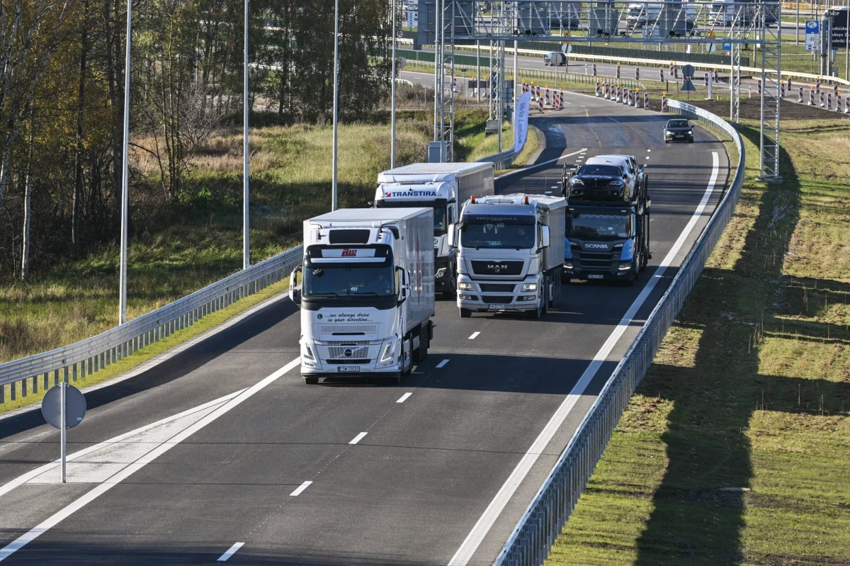 "Nie da się przecenić znaczenia tej drogi dla bezpieczeństwa i obronności" - mówił prezydent Karol Nawrocki na uroczystości otwarcia odcinka autostrady Via Baltica łączącej Polskę z Litwą. Jak podkreślał polski prezydent, łączący nasze kraje odcinek to dużo więcej niż szlak transportowy.